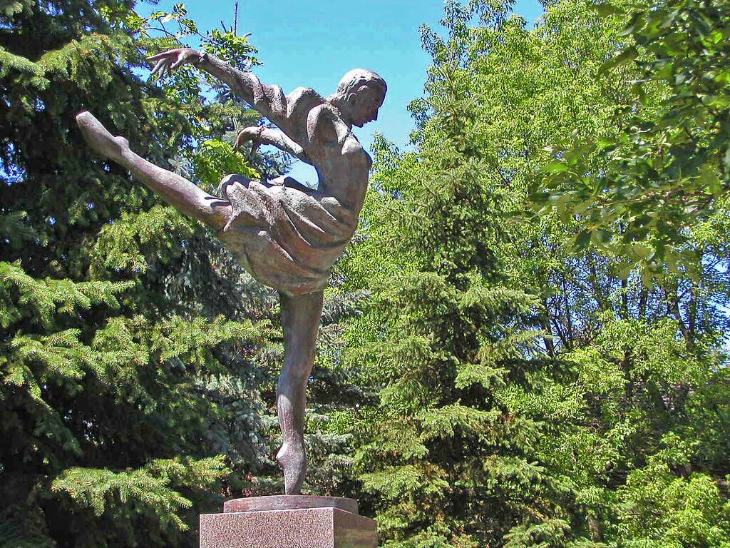 statue